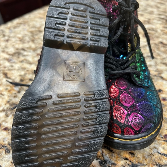 Dr. Martens BLACK/RAINBOW SPOT METALLIC SUEDE / - Picture 5 of 7